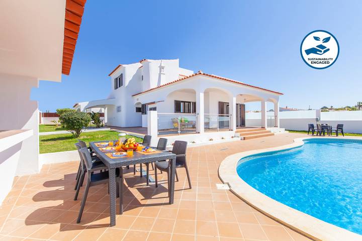 Villa for 8 people, with garden and balcony in Albufeira
