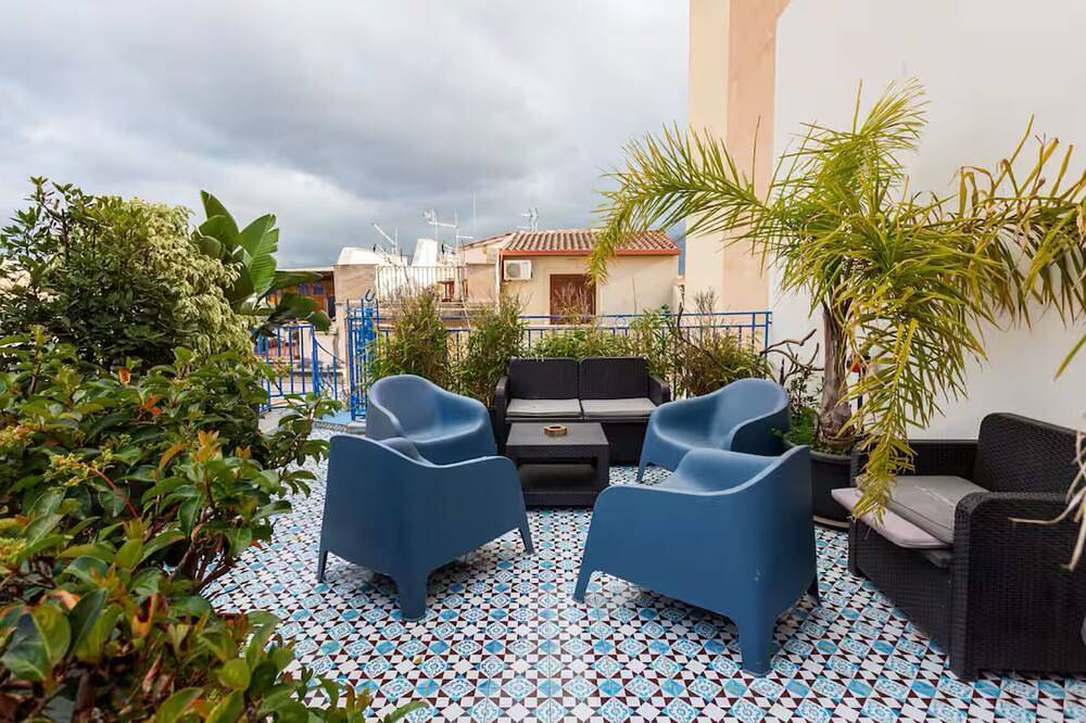 Entire apartment, Charming loft indipendent with terrace Teatro Massimo in Palermo, Palermo Province