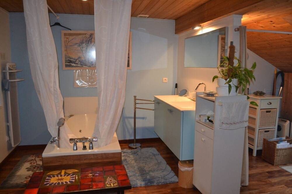 Chambre et salle de bains avec toilettes au premier étage d'une maison de ville in Thônes, Région d'Annecy