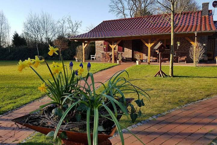 Location de vacances pour 4 personnes, avec terrasse et jardin à Rhauderfehn