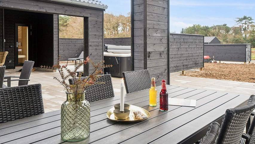 Vacation rental for 17 people, with pool and sauna as well as hot tub in Bornholm