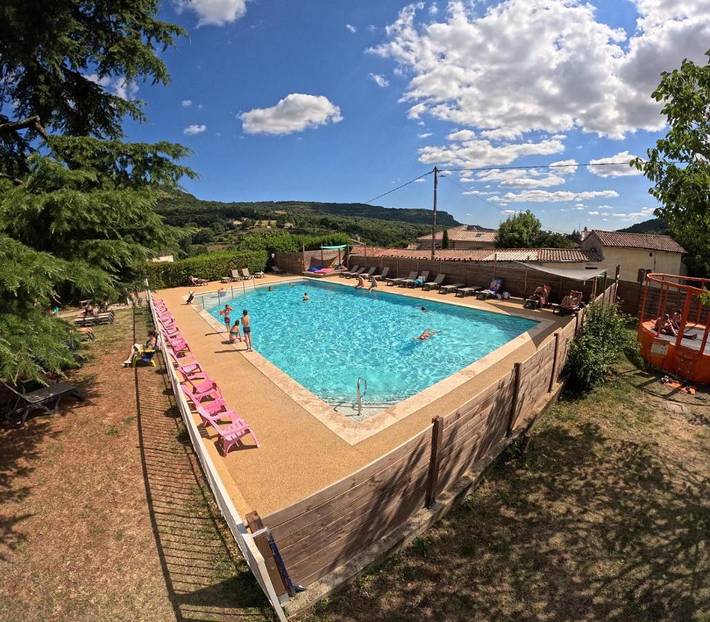 Camping pour 2 personnes, avec Terrasse et Jardin ainsi que Bassin pour enfant et Piscine