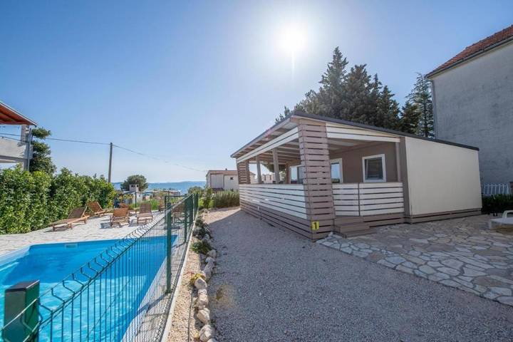 Camping für 4 Personen, mit Terrasse in Pakostane