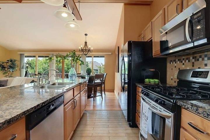 Vacation rental for 12 people, with yard and balcony, with pets in Mercer Island