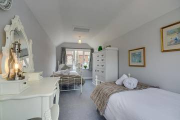 Holiday Home for 5 People in Holt, Norfolk, Photo 2