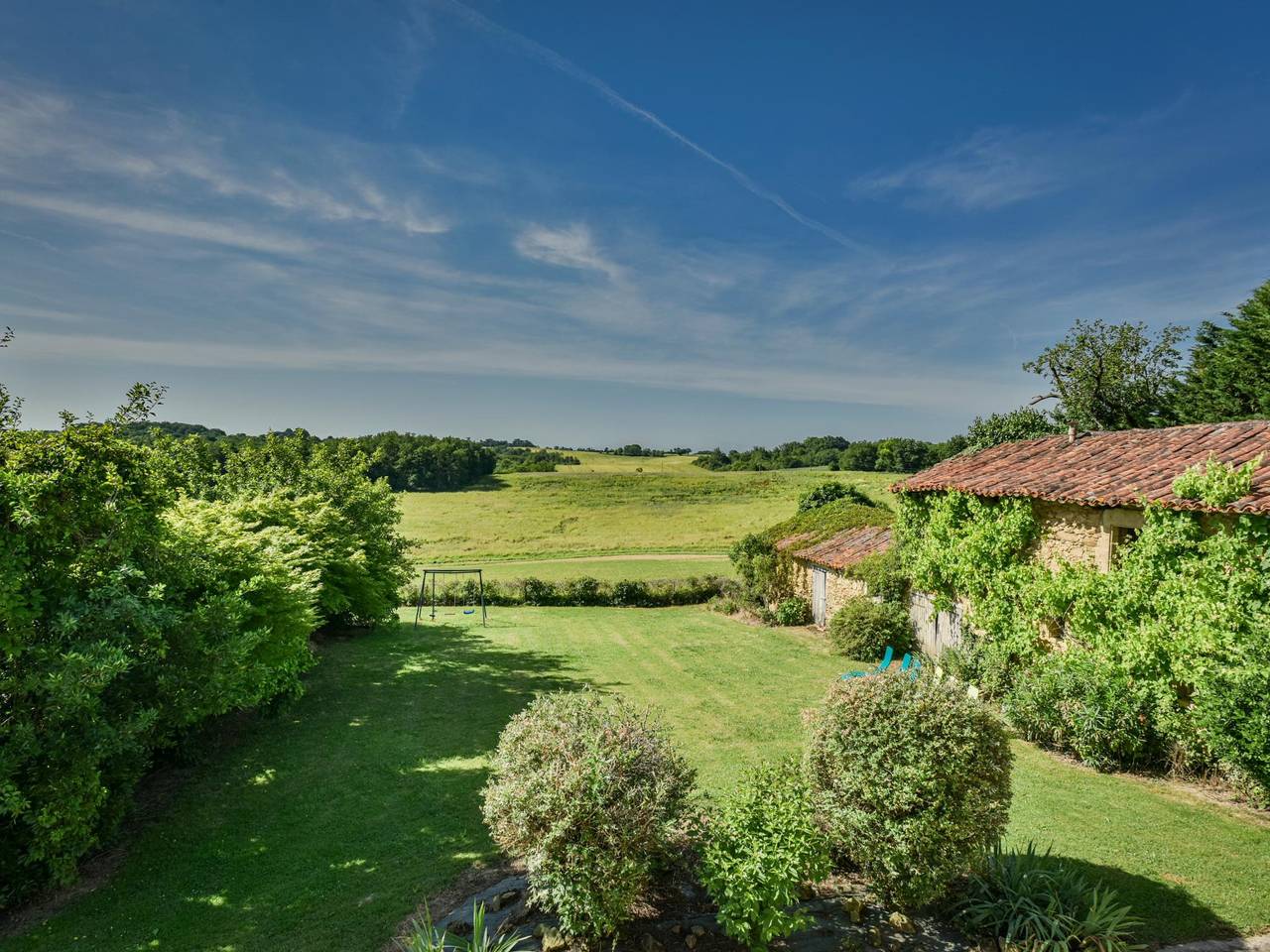 Chalet tranquille avec piscine privée et vue in Bassoues, Gers