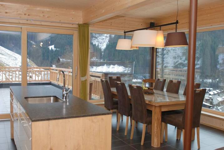 Vakantiehuis voor 10 personen, with zwembad and whirlpool as well as balkon and sauna, kindvriendelijk in Viehhofen