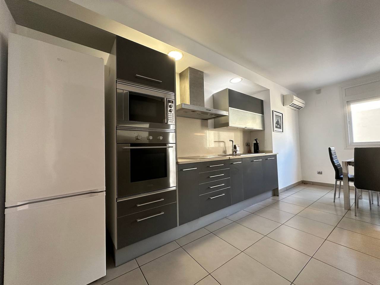 Geheel appartement, Modern Apartment in Roses for 6 with Dishwasher, 150m from Beach in Santa Margarida, Roses