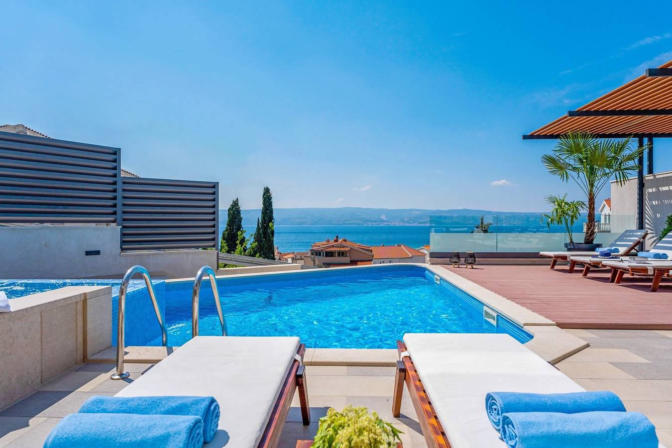 Luxuriöse Villa Bane mit beheiztem Pool, Whirlpool, Billard, 120 m vom Sandstrand entfernt in Dugi Rat, Omis-Riviera