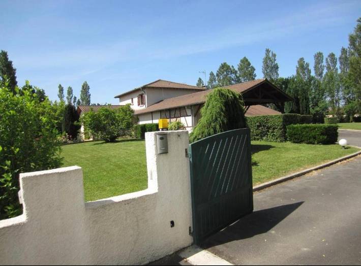 Location de vacances pour 5 personnes, avec Terrasse ainsi que Jardin et Vue à Saint-Étienne-sur-Reyssouze