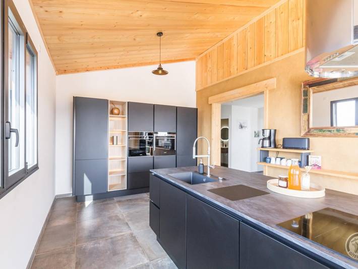 Gîte pour 6 personnes, avec jacuzzi ainsi que jardin et terrasse à Vains - 4