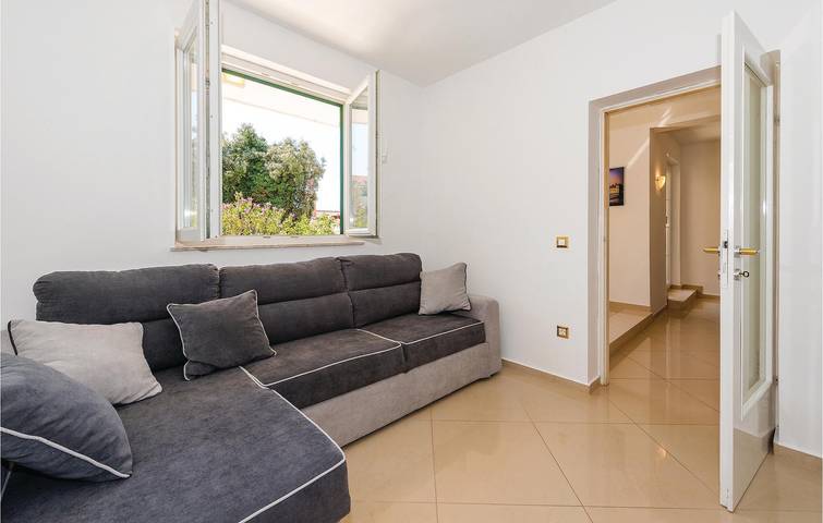Apartamento vacacional entero, Acogedor apartamento con terraza, aparcamiento y wifi - A 2,5 km de la playa in Rogoznica, Condado de Šibenik-Knin