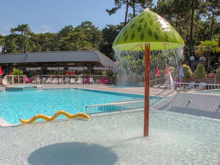 Camping pour 4 personnes, avec Jacuzzi ainsi que Terrasse et Bassin pour enfant