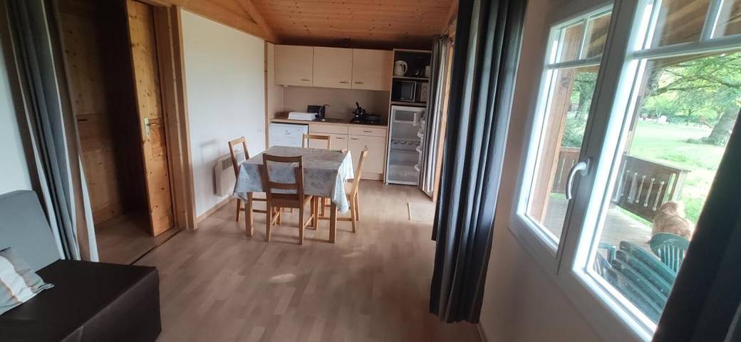 Location de vacances pour 2 personnes, avec vue ainsi que piscine et jardin, animaux acceptés à Veyrines-de-Domme - 4