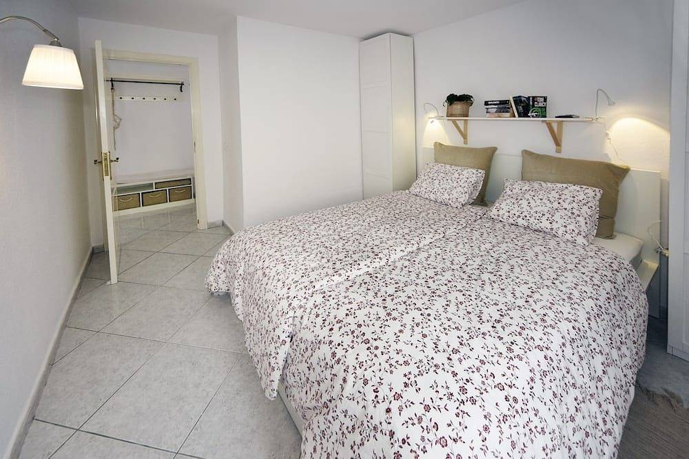 La Casita-very quiet location with stunning sea views and heated pool in Playa de los Roques, Los Realejos