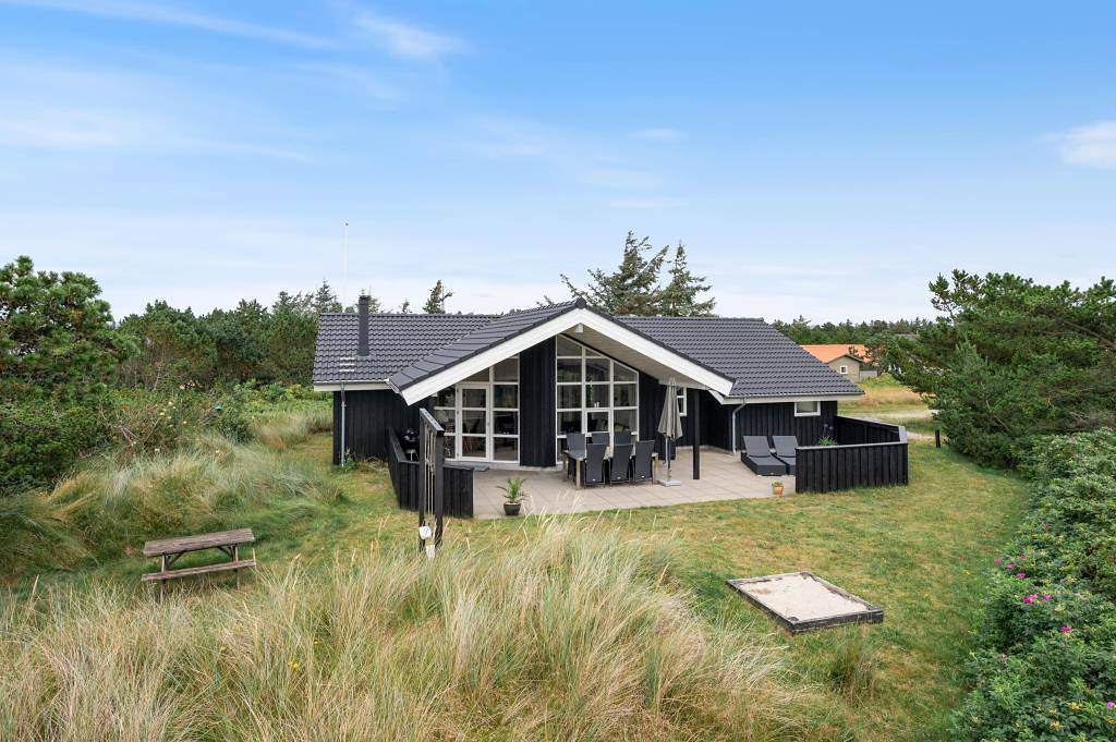 5-star luxury holiday home with hot tub and sauna, just 200 metres from the beach in Blåvand, Région de Varde