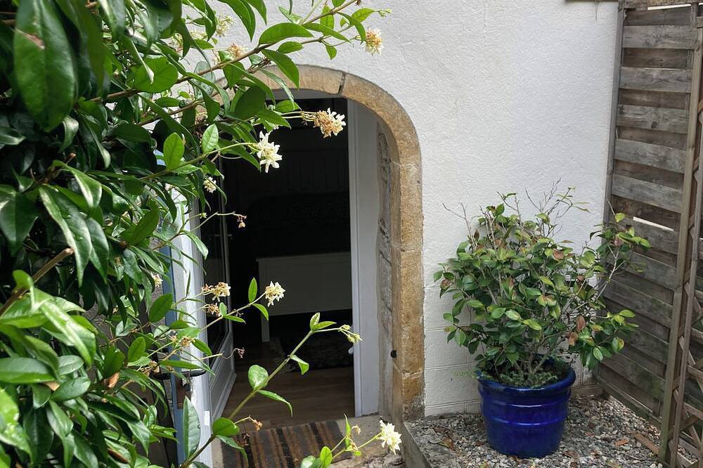 Located in a historic village, this room is ideal for seeing the region. in Varen, Massif Central