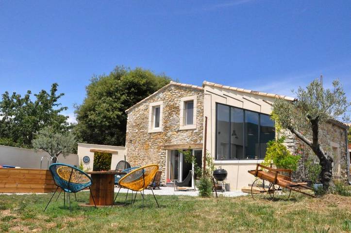 Location de vacances pour 9 personnes, avec jardin ainsi que piscine et vue à Roche-Saint-Secret-Béconne - 2