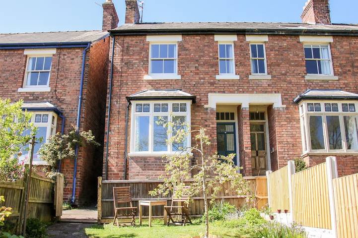 Log cabin for 4 people, with garden in Shrewsbury