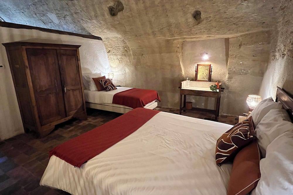 Entre Nous \"Au Troglo\" Troglodyte house with jacuzzi in Doué-la-Fontaine, Loire-Tal