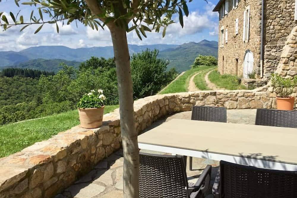 Entire apartment, Gite in Ardeche with breathtaking views of the mountains and valley in Vals-les-Bains, Parc naturel régional des Monts d'Ardèche