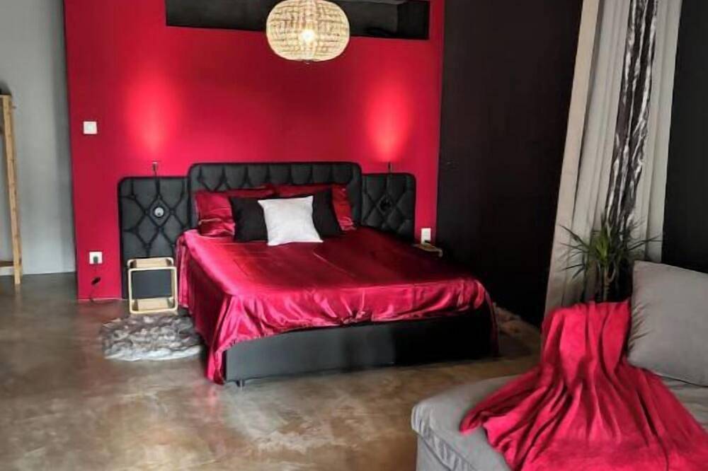 L'Interlude, a secret, sensual interlude. in Vitrolles, Istres region