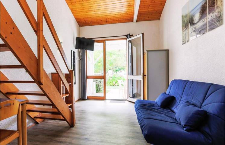 Parc de vacances pour 2 personnes, avec terrasse ainsi que jardin et piscine dans Plage des Estagnots - 2