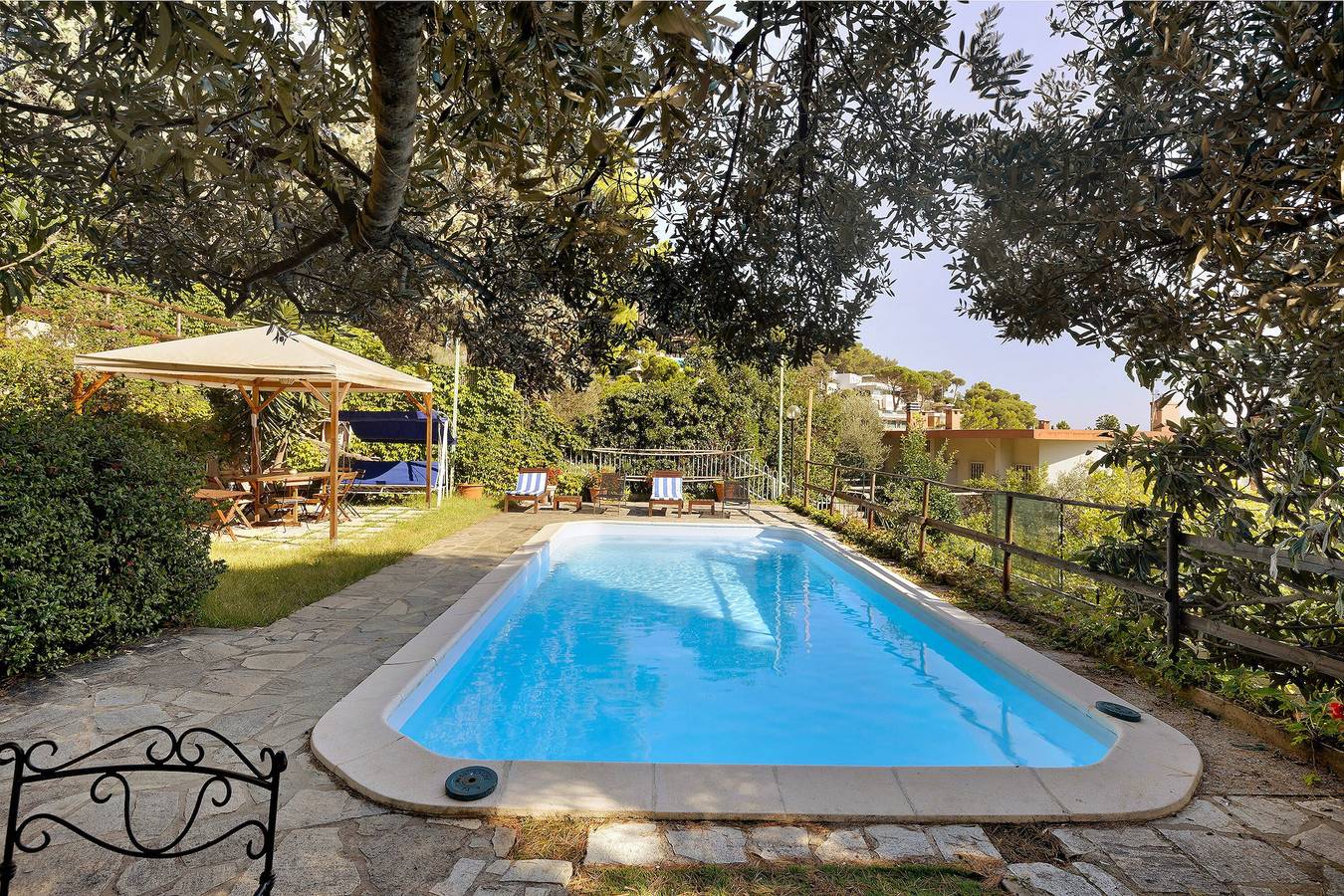 Entire apartment, Holiday Apartment "Belvedere Su Bergeggi In Villa" with Sea View, Shared Pool & Private Terrace in Bergeggi, Riviera di Ponente