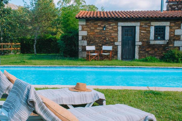 Location de vacances pour 8 personnes, avec vue ainsi que piscine et jardin, animaux acceptés dans Vilar de Mouros - 2