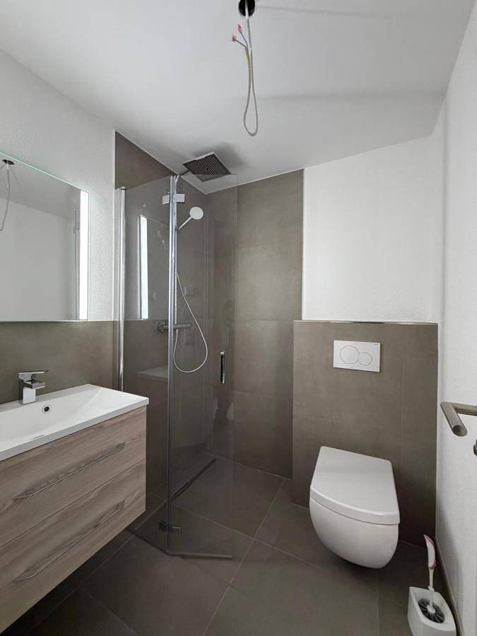 Ganze Wohnung, Moderne 2-Zimmer-Wohnung mit großer Terrasse und eigenem Stellplatz in Grafenau (Württemberg), Nordschwarzwald