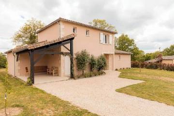 Gîte pour 8 personnes, avec piscine et jardin, animaux acceptés à Vasles