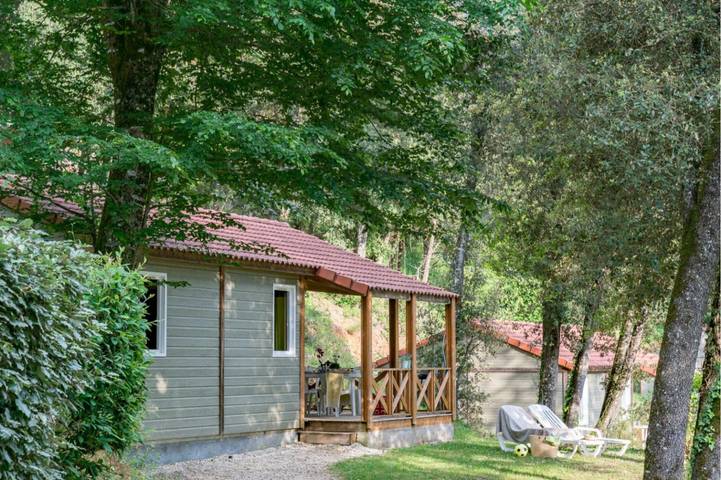 Camping pour 6 personnes, avec terrasse ainsi que piscine et jardin, adapté aux familles dans Périgord Noir - 2