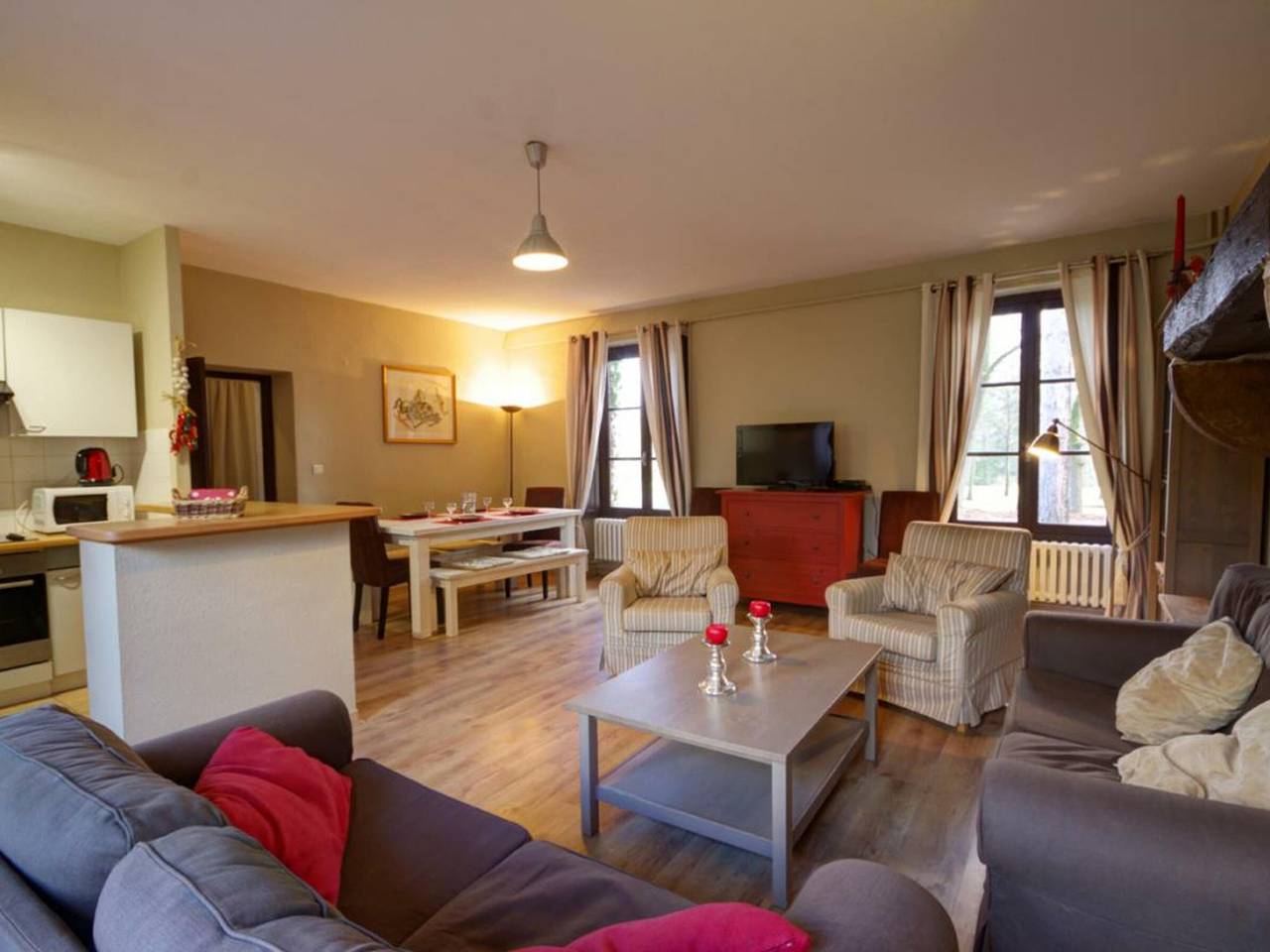 Geräumiges Ferienhaus mit Freizeitangebot und 80 ha Park, Haustiere erlaubt in Roanne und Umgebung