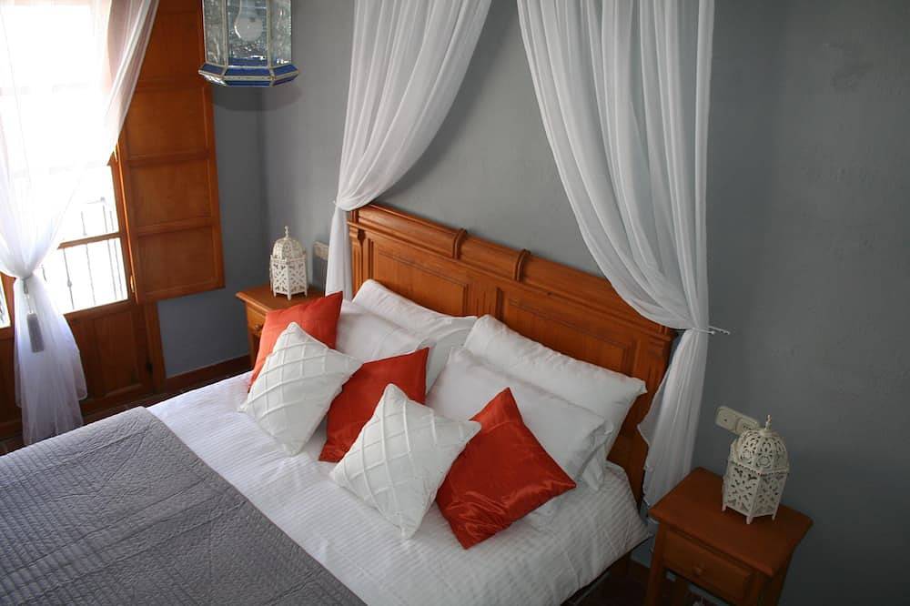 Stay Poolside in a Ronda two bed house with private roof terrace. in Ronda, Málaga Province