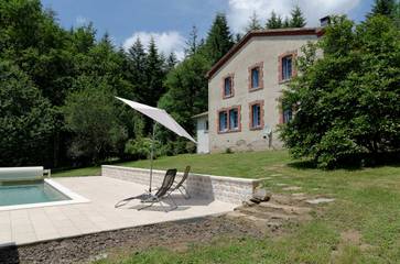Gîte pour 10 personnes, avec piscine ainsi que terrasse et jardin dans Saint-Amans-Valtoret