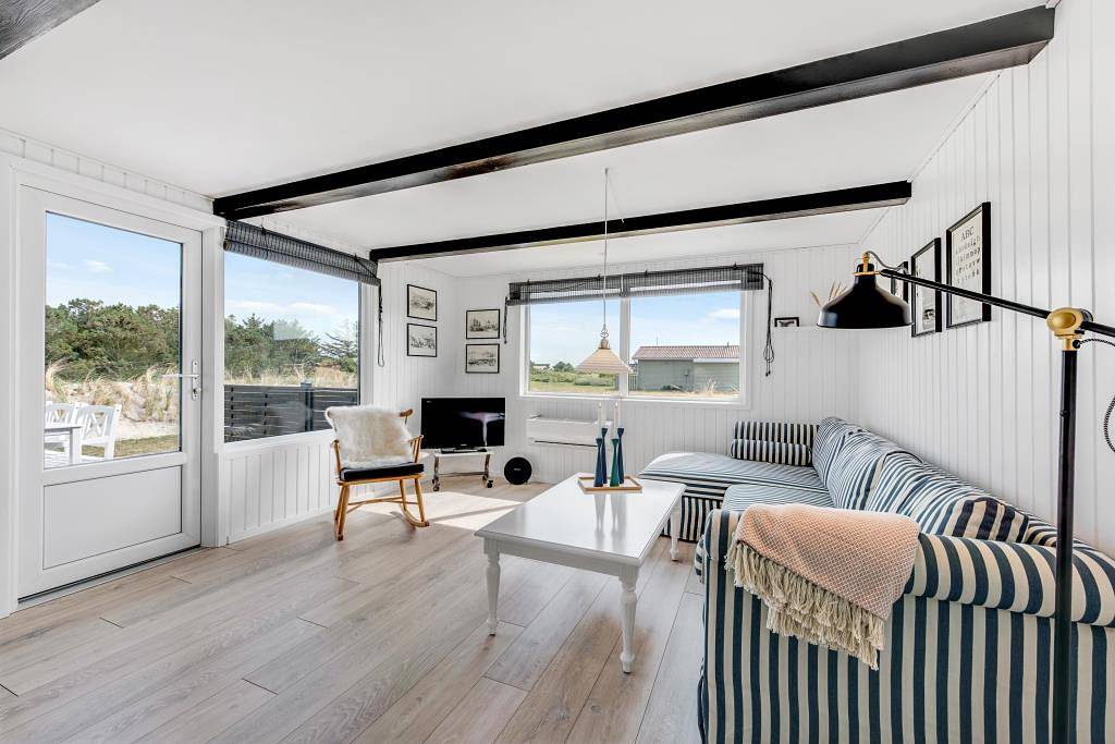 Moderne, renoveret sommerhus med brændeovn tæt på Lyngvig Fyr in Nørre Lyngvig, Hvide Sande