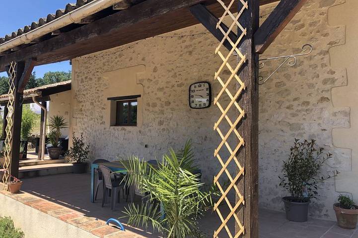 Location de vacances pour 6 personnes, avec terrasse ainsi que piscine et jardin à Saint-Colomb-de-Lauzun