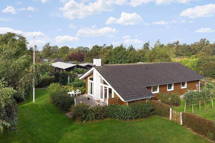 Ferienhaus für 8 Personen, mit Garten und Terrasse sowie Sauna und Whirlpool in Råbylille Strand