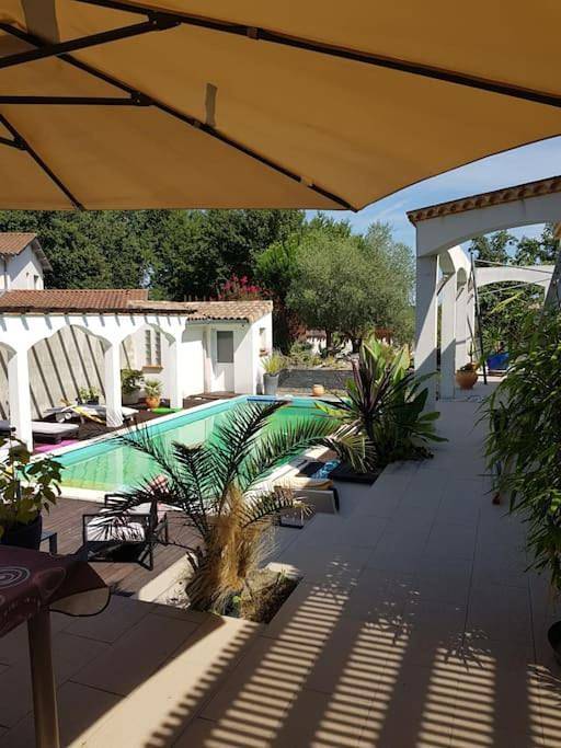 Gîte pour 4 personnes, avec Terrasse et Jardin ainsi que Piscine et Vue à Nègrepelisse