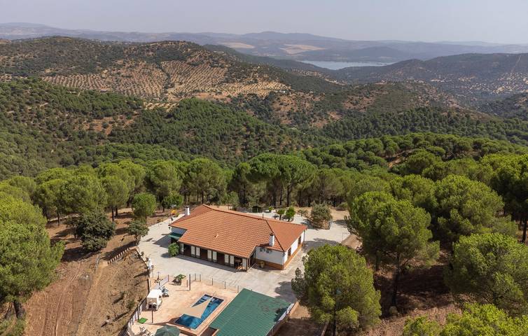 Apartamento para 8 personas, con vistas y terraza además de jardín y piscina, Se admiten mascotas en Villaviciosa de Córdoba