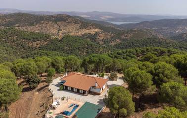 Casa de vacaciones para 8 personas, con terraza y piscina además de vistas y jardín en Valle del Guadiato