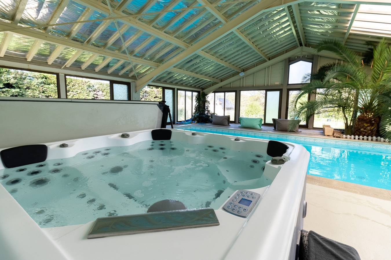 Spacious holiday home with indoor pool, jacuzzi and sauna in Cherveix-Cubas in Cherveix-Cubas, Périgord Vert