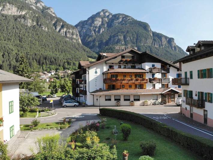 Appartamento per 2 persone, con giardino e sauna nonché panorama e piscina, con animali domestici in Ziano di Fiemme