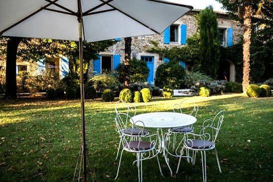 Maison d’hôte pour 3 personnes, avec Terrasse et Jacuzzi ainsi que Jardin et Piscine