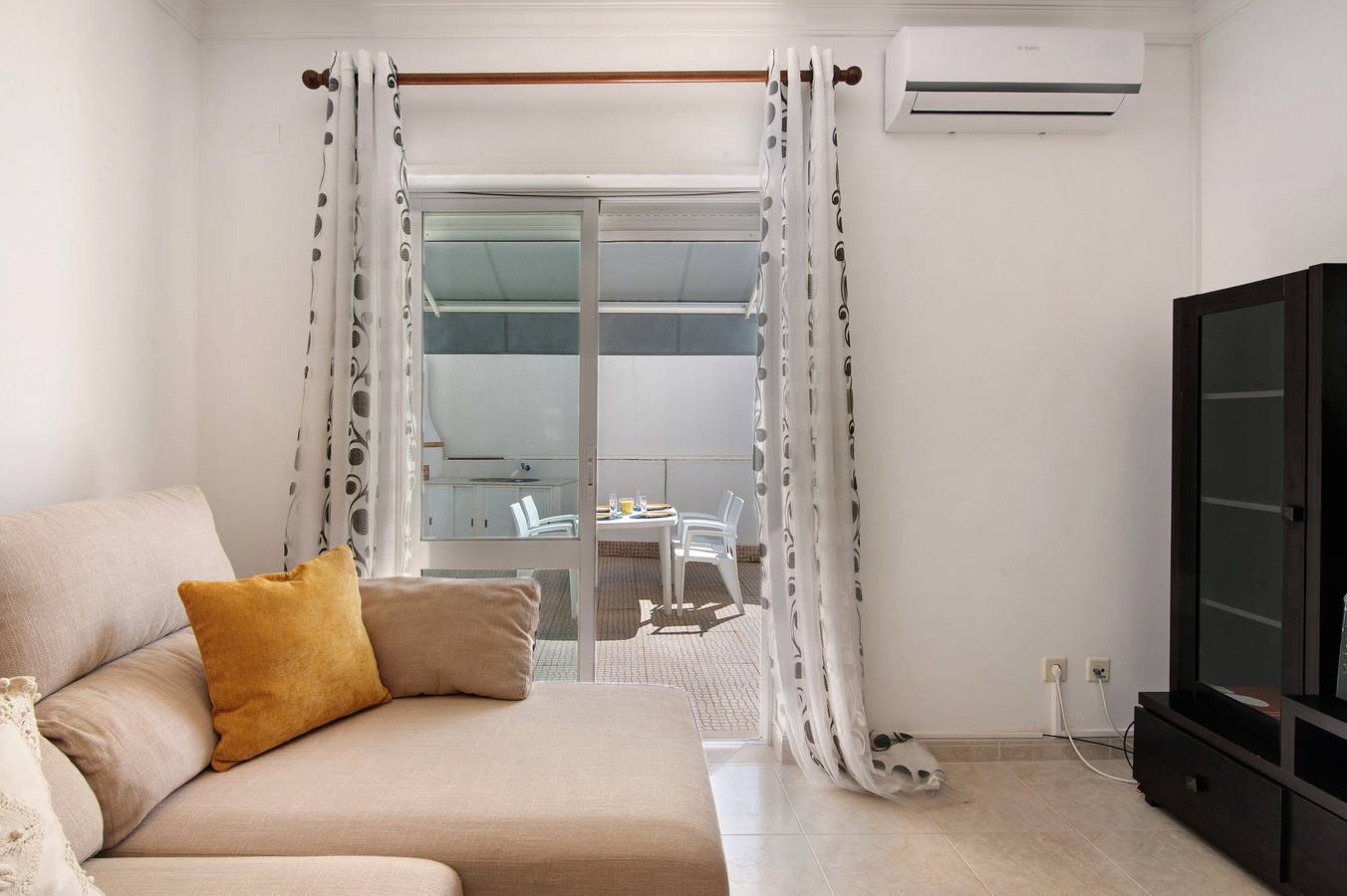 Apartamento inteiro, Apartamento 'Rosas No Lagar' com Terraço Privado, Wi-Fi e Ar Condicionado in Manta Rota, Ria Formosa