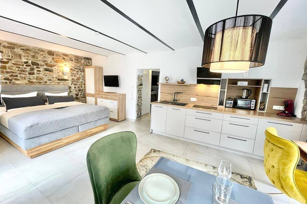 Exklusive Gruppenunterkunft Höhr-Grenzhausen – 4 Apartments, 9 Pers. Westerwald in Höhr-Grenzhausen, Westerwald