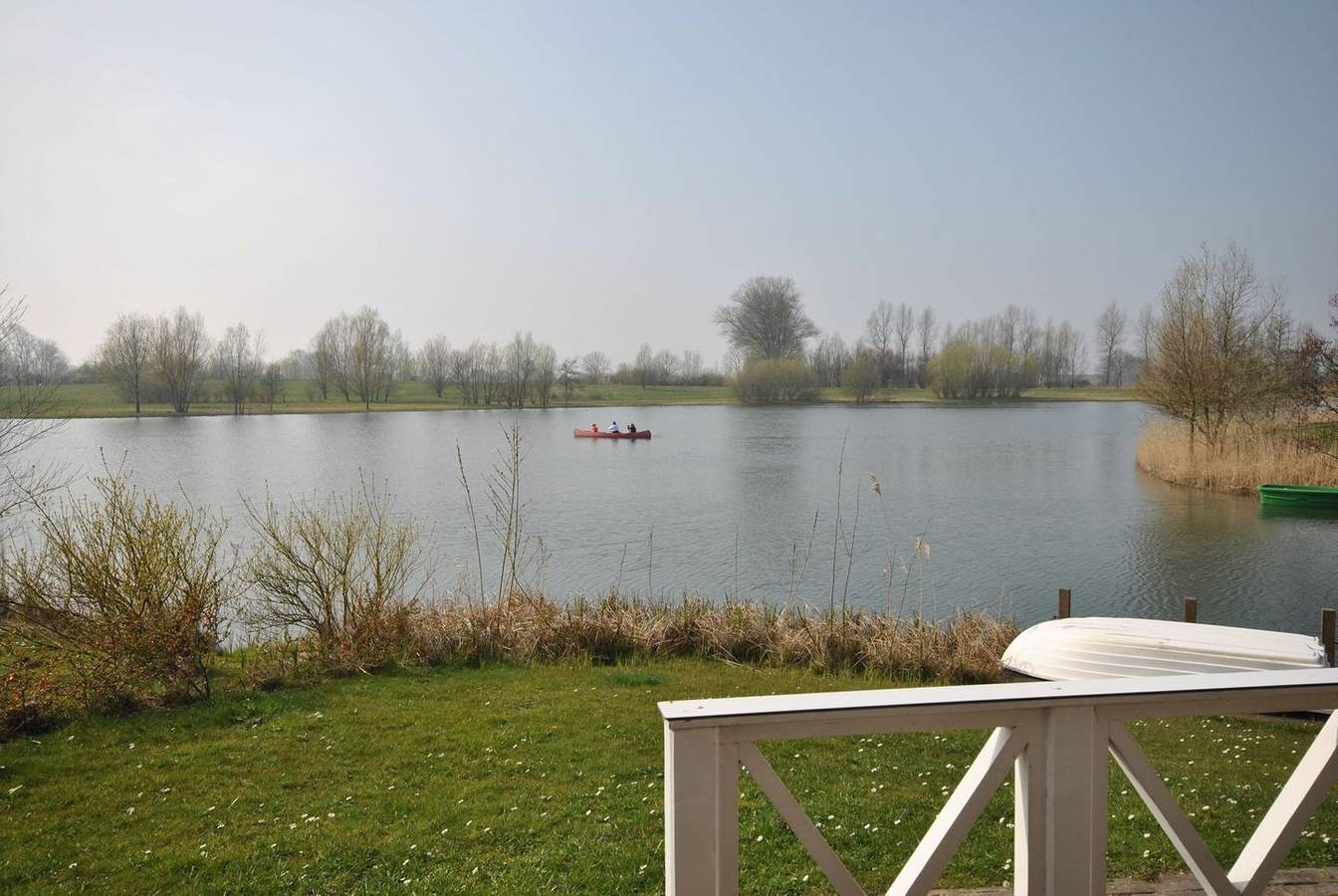 Gemütlich eingerichtetes Ferienhaus im Ferienpark Seeland mit Wasserlage in Otterndorf, Cuxland