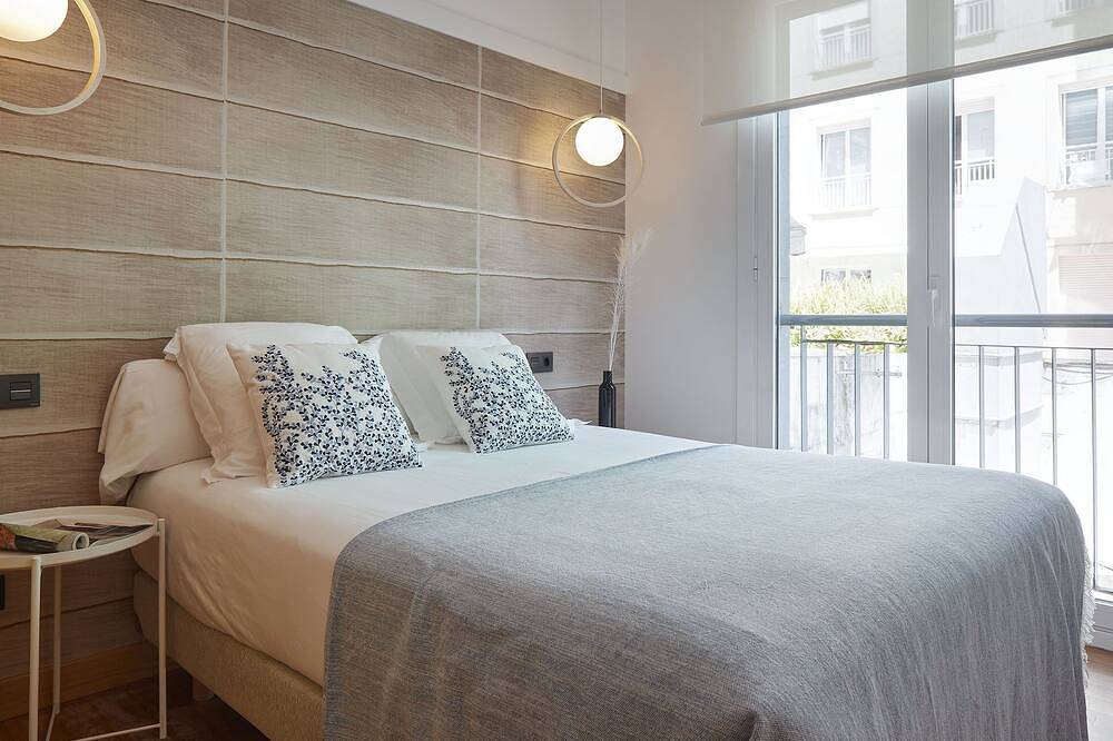 Entire apartment, Arzak by Feelfree Rentals in Playa de la Concha, San Sebastian