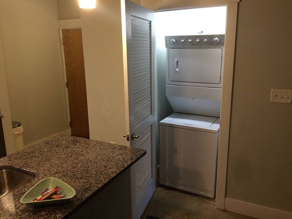 Ganze Wohnung, A02 King Suite - Herz der Künste auf West Broad von Vcu in Richmond, Virginia