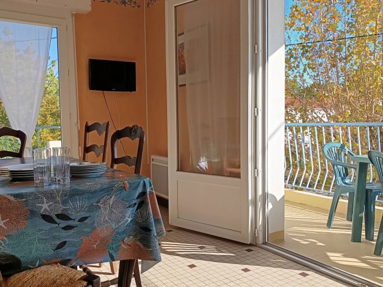 Ganze Wohnung, Geräumige Ferienwohnung 50m², 100m vom Strand, Balkon mit Meerblick, 4 Personen in Notre-Dame-de-Monts, Vendée